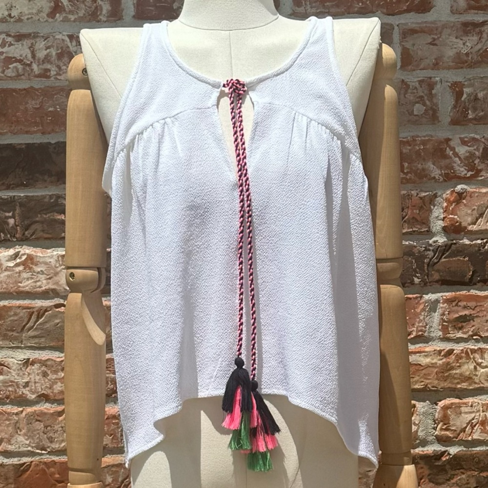 NWT Romeo & Juliet Couture hi-low ruffle edge white crop top with tassel ties/ M